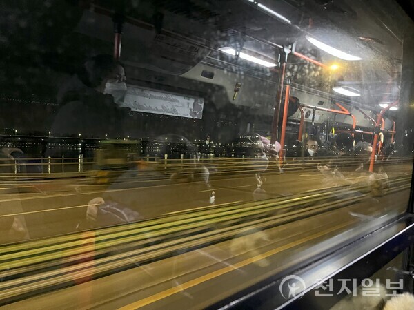 [천지일보=김민희 기자] 지난달 19일 새벽 3시 50분에 출발한 8146번 버스 첫차가 영동대교를 건너고 있다. ⓒ천지일보 2025.01.01.