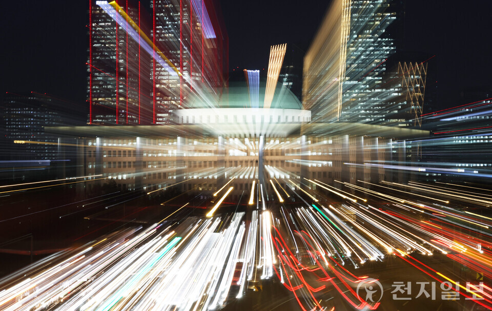 [천지일보=남승우 기자] 2024년 대한민국은 정치적 혼란과 사회적 불안정 속에서 힘겨운 한 해를 보냈다. 탄핵 정국으로 촉발된 사회적 갈등은 더 심해졌다. 의대 증원을 둘러싼 의정 갈등은 11개월째 이어지며 쉽사리 해결될 것 같지 않다. 새해를 사흘 앞두고 발생한 제주항공 여객기 사고는 국민의 가슴을 아프게 했다. 2024년은 끝없는 위기와 불확실성 속에서 지나간 한 해였으며, 여전히 해결해야 할 과제를 안고 있다. 다가오는 2025년 을사년(乙巳年) 새해에는 위기를 극복하며 희망과 번영의 미래로 나아갈 수 있는 한 해가 되길 바래본다. 사진은 서울 영등포구 당산역과 양화한강공원을 잇는 구름다리 육교에서 iso 100, 조리개 22, 셔터스피드 2초로, 카메라 기법의 하나인 줌인(zoom in)으로 촬영했다. ⓒ천지일보 2025.01.01.