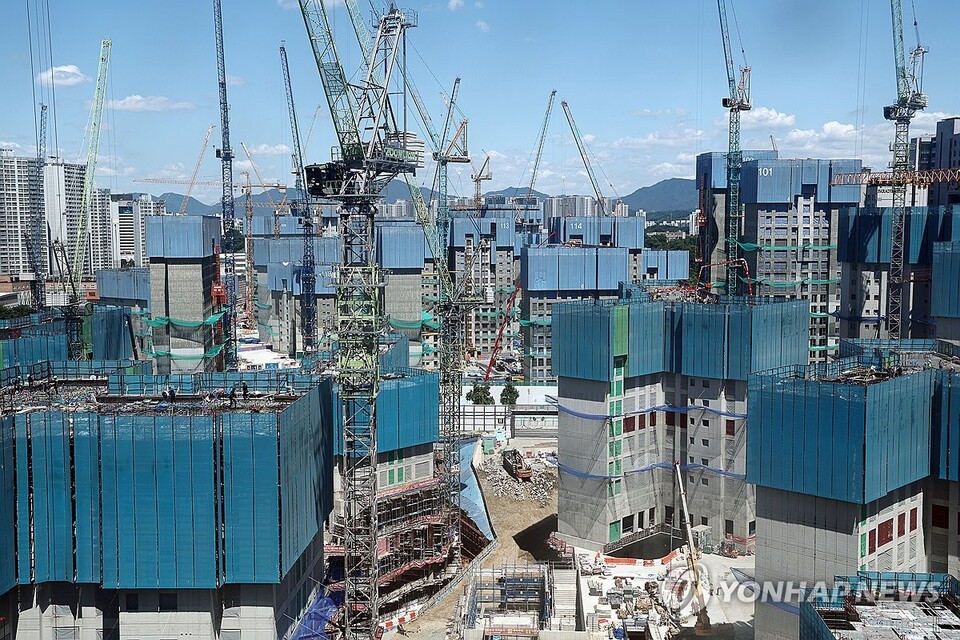 원자재 가격 인상 등의 여파로 아파트 분양가가 계속 오르면서 전국 곳곳에서 지역 내 최고 분양가 기록을 갈아치우는 단지가 속속 나오고 있다. 3일 우리은행 자산관리컨설팅센터 조사에 따르면 전국 17개 광역 지방자치단체 가운데 올해 들어 민간아파트 3.3㎡당 분양가 최고 기록이 나온 지역은 총 6곳이었다. 사진은 이날 서울의 한 아파트 재건축 현장. 2024.6.3. (출처: 연합뉴스)