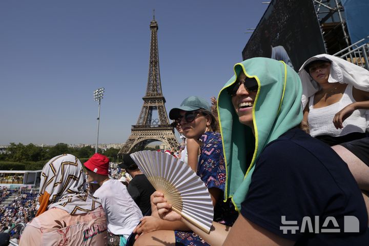 지난해 7월 30일(현지시간) 프랑스 파리에서 열린 2024 하계 올림픽에서 쿠바와 브라질의 비치발리볼 경기 중 관람객들이 무더위를 식히기 위해 부채를 사용하고 있다. (출처: 뉴시스)