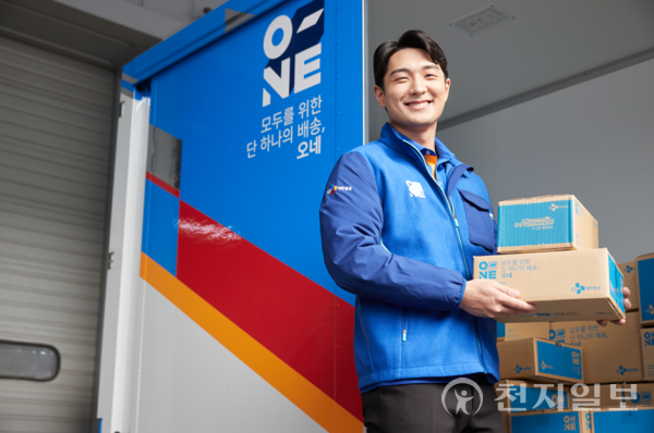 CJ대한통운 택배기사가 물품을 배송하고 있다. (제공: CJ대한통운) ⓒ천지일보 2025.01.02.