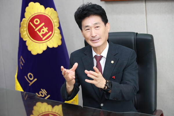 이양섭(국민의힘, 진천2) 충북도의회 의장이 최근 본지와 서면 인터뷰를 통해 새해 주요 현안과 인구소멸 대응 등에 대한 포부를 밝히고 있다. (제공: 충북도의회)