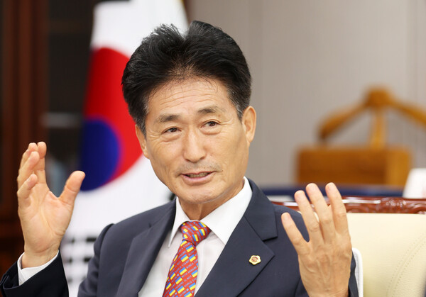 이양섭(국민의힘, 진천2) 충북도의회 의장이 최근 본지와 서면 인터뷰를 통해 새해 주요 현안과 인구소멸 대응 등에 대한 포부를 밝히고 있다. (제공: 충북도의회)