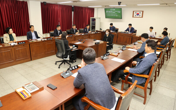 사진은 지난해 9월 5일 제1차 인구소멸대응 대책 특별위원회에서 의원들이 회의를 하고 있는 모습. (제공: 충북도의회)