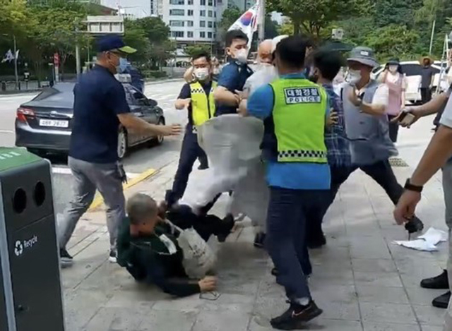지난 8월 14일 서울 강남 봉은사 앞에서 조계종 노조 박정규 기획홍보부장에게 봉은사 소속 한 승려가 발길질을 하고 있는 모습. (출처: 연합뉴스)