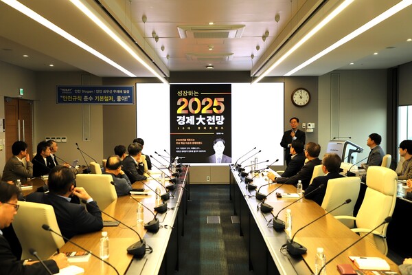 김대종 세종대 경영학부 교수는 지난달 30일 도레이첨단소재에서 특강을 진행하고 있다. (제공: 세종대) ⓒ천지일보 2025.01.03.