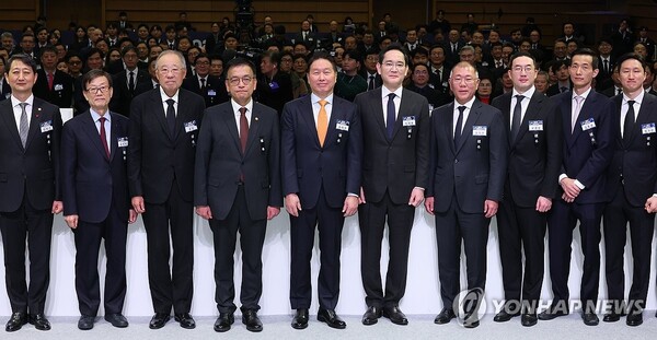 최상목 대통령 권한대행 부총리 겸 기획재정부 장관이 3일 서울 대한상공회의소에서 최태원 대한상의회장, 이재용 삼성전자 회장, 정의선 현대자동차그룹 회장, 구광모 LG그룹 회장 등 경제계 신년인사회 참석자들과 기념촬영을 하고 있다. 2025.1.3 (출처: 연합뉴스)