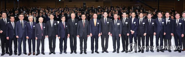 상목 대통령 권한대행 부총리 겸 기획재정부 장관이 3일 서울 대한상공회의소에서 최태원 대한상의회장, 이재용 삼성전자 회장, 정의선 현대자동차그룹 회장, 구광모 LG그룹 회장 등 경제계 신년인사회 참석자들과 기념촬영을 하고 있다. 2025.1.3. (출처: 연합뉴스)