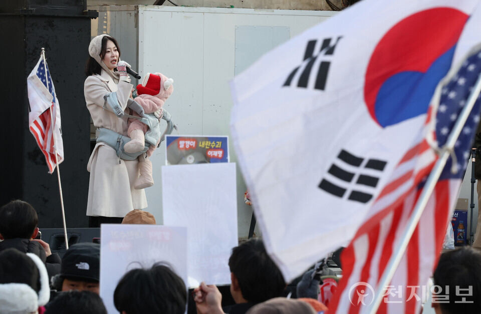 [천지일보=남승우 기자] 고위공직자범죄수사처(공수처)가 현직 대통령에 대한 체포영장 집행이 정지된 가운데 3일 서울 용산구 한남동 대통령 관저 앞에서 열린 탄핵 반대 집회에서 청년들이 발언하고 있다. ⓒ천지일보 2025.01.03.