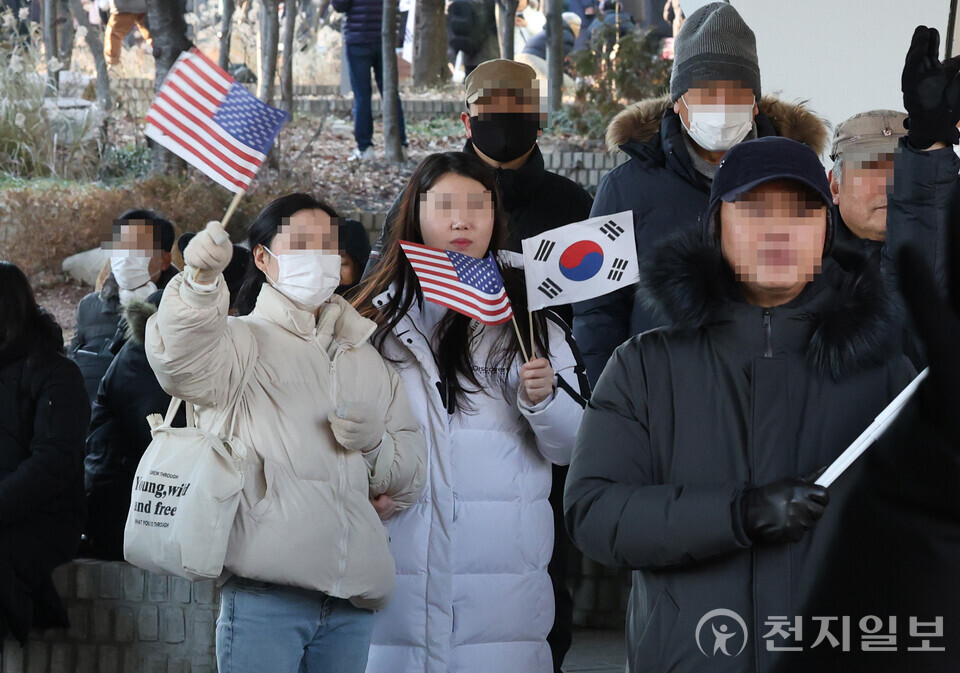 [천지일보=남승우 기자] 고위공직자범죄수사처(공수처)가 현직 대통령에 대한 체포영장 집행이 정지된 가운데 3일 서울 용산구 한남동 대통령 관저 앞에서 열린 탄핵 반대 집회에서 청년들이 구호를 외치고 있다. ⓒ천지일보 2025.01.03.