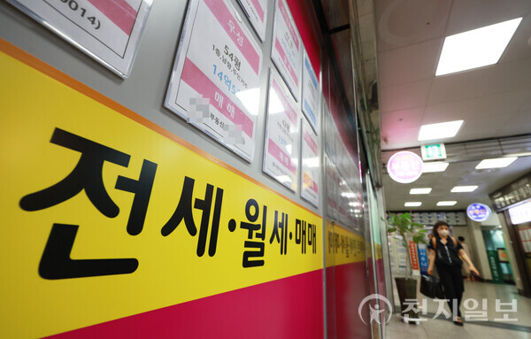 [천지일보=남승우 기자] 서울 아파트의 3.3㎡당 평균 전셋값이 2400만원을 넘어섰다. 8일 KB부동산의 주택가격 통계에 따르면 지난 7월 서울 아파트 3.3㎡당 전세 평균 가격은 2417만원으로 집계됐다. 이는 지난해 7월에 비해 176만원 오른 것으로, 지난 2022년 12월 이후 1년 7개월 만에 평당 2400만원을 웃돌았다. 이날 서울 시내의 한 공인중개사무소에 매물정보가 게시돼 있다.ⓒ천지일보 2024.08.08.