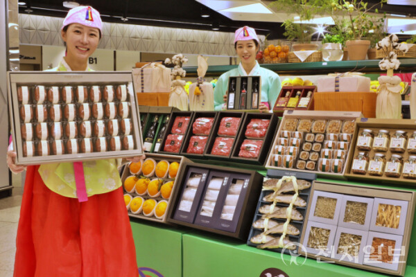 모델이 롯데백화점 설 선물세트를 소개하고 있다. (제공: 롯데쇼핑) ⓒ천지일보 2025.01.05.