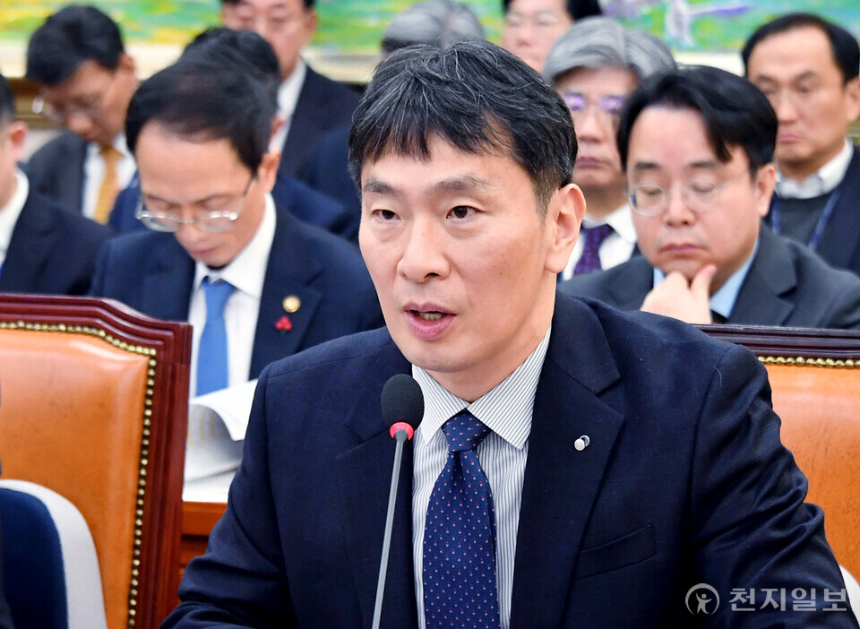 [천지일보=박준성 기자] 이복현 금융감독원장이 18일 서울 여의도 국회에서 열린 정무위원회 전체회의에서 의원들의 질의에 답변하고 있다.ⓒ천지일보 2024.12.18.