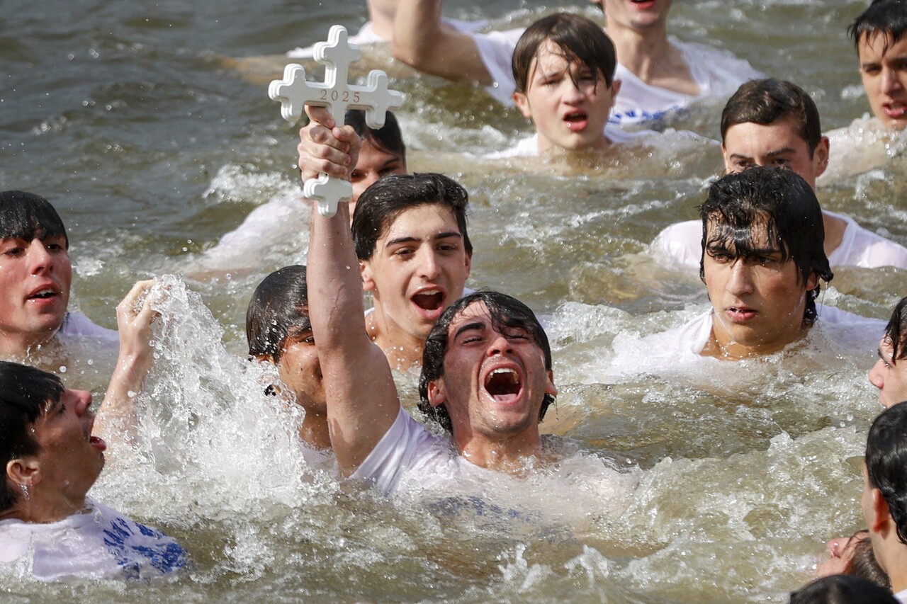 플랜테이션 출신의 뤽 보일로(17)가 6일 미국 플로리다주 타폰 스프링스의 스프링 베이유에서 열린 119번째 주현절 행사에서 십자가를 잡았다. (출처: 연합뉴스)