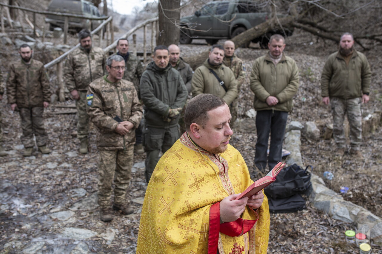 6일 우크라이나 드니프로페트로프스크에서 제33기계화여단 소속 군목이 주현절을 기념하기 위해 장병들을 위한 기도를 인도하는 모습. (출처: 연합뉴스)