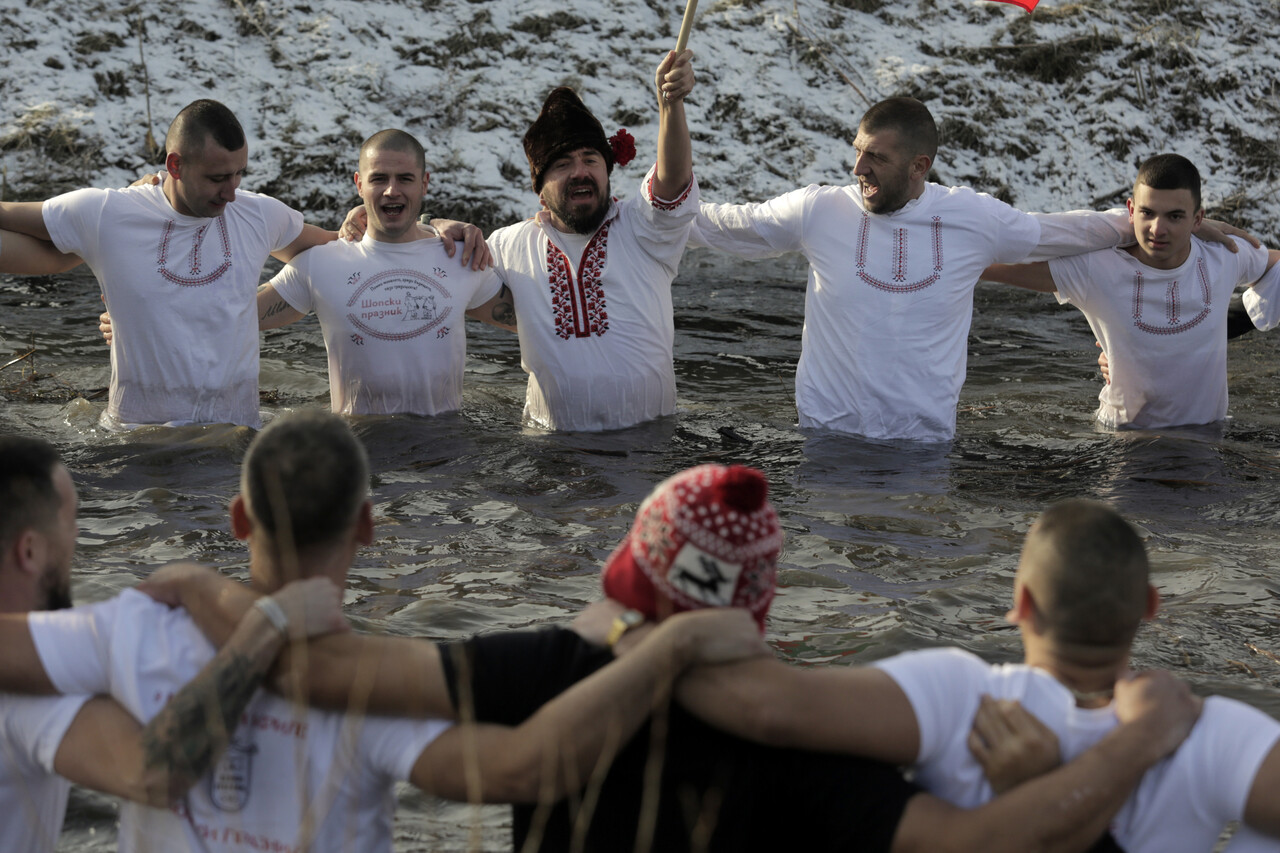 6일 불가리아 엘린펠린 마을 레스노브스카 강에서 주현절 행사가 열린 가운데 불가리아인들이 노래를 함께 부르고 있다. (출처: 연합뉴스)