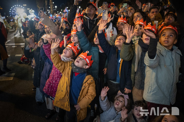 가톨릭 주현절을 기념하는 축제의 일환인 ‘카발가타 데 레예스’ 퍼레이드가 5일(현지시간) 스페인 바르셀로나에서 열린 가운데 어린이들이 세 동방박사에게 인사하고 있다. (출처: 뉴시스)
