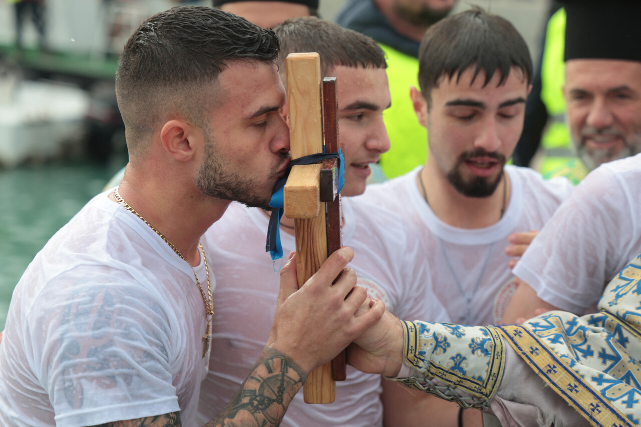 6일 알바니아 두레스에서 열린 주현절 행사에서 한 정교회 교인이 나무 십자가에 입맞춤하고 있다. (출처: 연합뉴스)