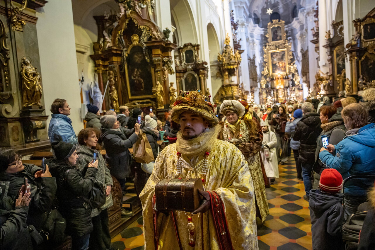 지난 3일 동방박사 복장을 한 사람들이 체코 프라하 카를교에서 퍼레이드를 마친 후 미사에 참석하고 있다. 매년 프라하에서 크리스마스 축제의 마지막을 장식하는 이 행렬은 동방박사 세 사람이 아기 예수를 찾아간 여정을 재현한다. (출처: 연합뉴스)