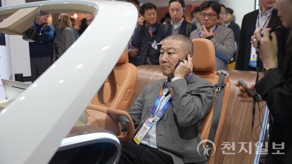 구자은 LS 회장이 9일(현지시간) 세계 최대 가전·정보기술(IT) 전시회 ‘CES 2025’가 열리는 미국 라스베이거스 센트럴홀 내 LG전자 전시관에서 AI 기반 콘셉트 차량에 탑승해 인캐빈 센싱 설루션을 체험하고 있다. (제공: LS) ⓒ천지일보 2025.01.10.