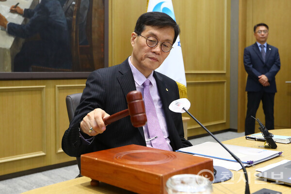 [천지일보=남승우 기자] 이창용 한국은행 총재가 25일 서울 중구 한국은행에서 열린 금융통화위원회를 주재하고 있다. 이날 열린 금통위는 6년만에 준공된 한국은행 신축 본부에서 처음으로 진행됐다. (사진공동취재단) ⓒ천지일보 2023.05.25.