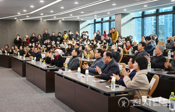 정연욱 의원(문체위, 부산 수영구)이 지난 13일부터 이틀간 수영구 광안신협 본점 대회의실에서 의정보고회를 개최한 가운데 지역주민, 내빈들과 영상을 시청하고 있다. (제공: 정연욱 의원실) ⓒ천지일보 2025.01.14.