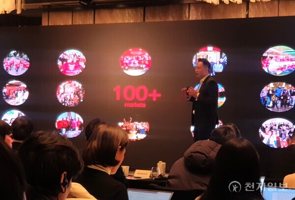 [천지일보=황해연 기자] 조니 우(Jony Wu) 샤오미코리아 사장이 15일 서울 종로구 포시즌스 호텔에서 열린 기자간담회에서 신제품을 소개하고 있다. ⓒ천지일보 2025.01.15.