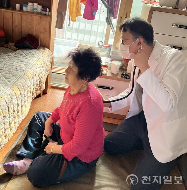 광주광역시가 전국 최초로 ‘의료돌봄매니저’를 도입하며 광주형 통합돌봄 서비스를 의료 영역으로 확장해 본격 운영에 나선다. 이번 혁신은 방문의료, 구강관리, 맞춤형 운동 등 개인별 맞춤 서비스를 통해 주민 건강과 삶의 질을 높이는 것을 목표로 한다. 사진은 방문 진료 모습. (제공: 광주광역시) ⓒ천지일보 2025.01.15.