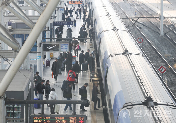 [천지일보=남승우 기자] 서울역에서 귀성객들이 고향으로 가는 열차에 탑승하고 있다. ⓒ천지일보 2024.02.08.