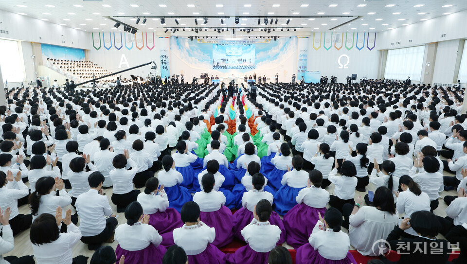 [천지일보=박준성 기자] 15일 충북 흥덕구 신천지 청주교회에서 열린 ‘신천기 42년 유월절 기념예배 및 제41차 정기총회’에서 신천지예수교 증거장막성전 이만희 총회장의 말씀을 경청한 12지파 중진과 성도들이 박수를 치고 있다.ⓒ천지일보 2025.01.15.
