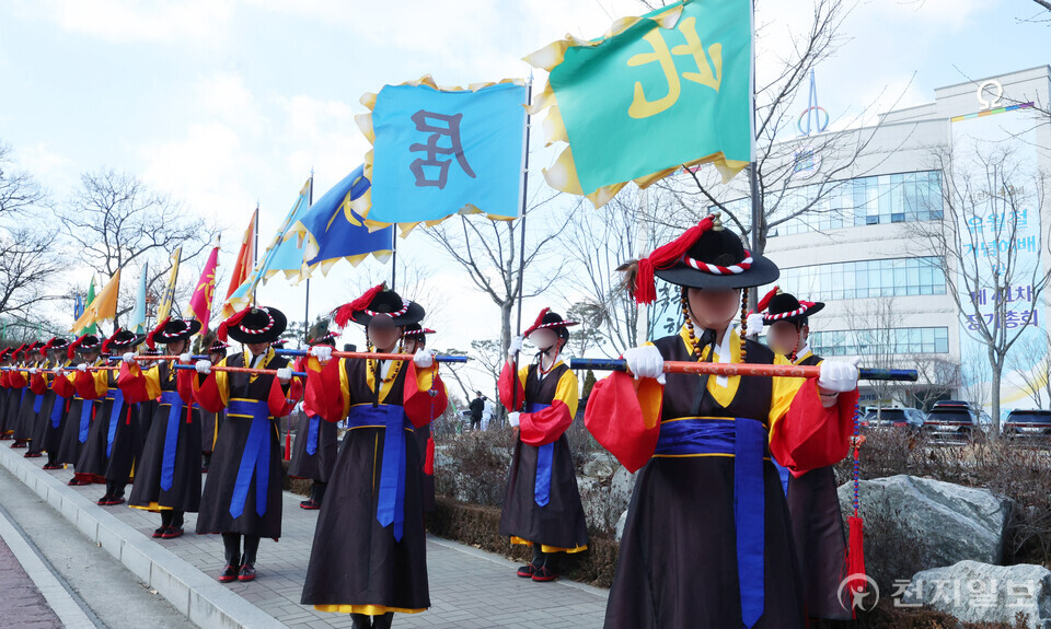 [천지일보=박준성 기자] 신천지예수교 증거장막성전 이만희 총회장이 15일 충북 흥덕구 신천지 청주교회에 도착하자, 신천지 문화예술단 취타대가 환영 퍼레이드를 하고 있다.ⓒ천지일보 2025.01.15.