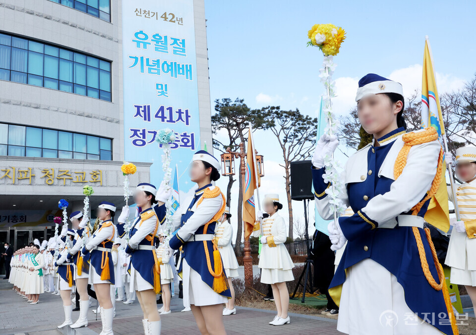 [천지일보=박준성 기자] 신천지예수교 증거장막성전 이만희 총회장이 15일 충북 흥덕구 신천지 청주교회에 도착하자, 신천지 문화예술단이 환영 퍼레이드를 하고 있다. ⓒ천지일보 2025.01.15.