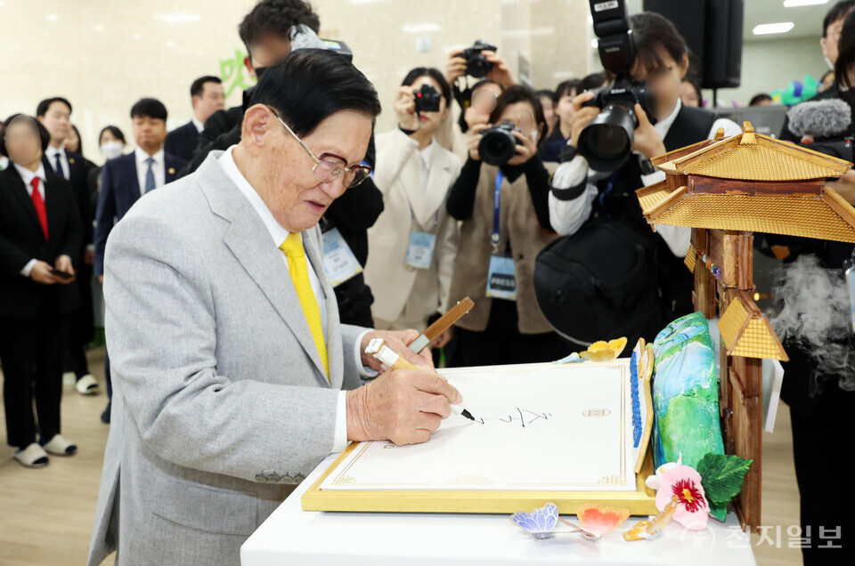 [천지일보=박준성 기자] 신천지예수교 증거장막성전 이만희 총회장이 15일 충북 흥덕구 신천지 청주교회에 도착, 방명록을 작성하고 있다.ⓒ천지일보 2025.01.15.