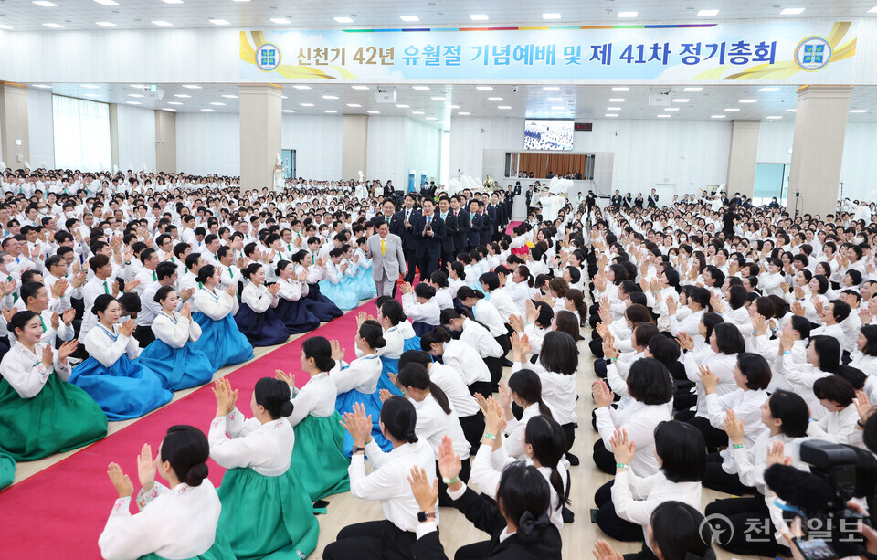 [천지일보=박준성 기자] 신천지예수교 증거장막성전 이만희 총회장이 15일 충북 흥덕구 신천지 청주교회에서 열린 ‘신천기 42년 유월절 기념예배 및 제41차 정기총회’에서 12지파장과 함께 본당에 입장하고 있다.ⓒ천지일보 2025.01.15.