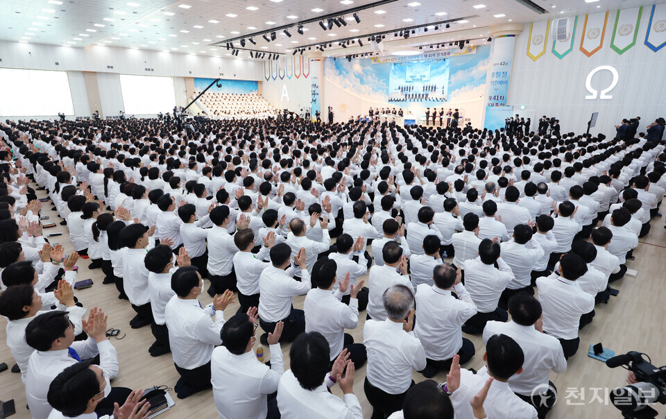 [천지일보=박준성 기자] 15일 충북 흥덕구 신천지 청주교회에서 열린 ‘신천기 42년 유월절 기념예배 및 제41차 정기총회’에서 신천지예수교 증거장막성전 이만희 총회장의 말씀을 경청한 12지파 중진과 성도들이 박수를 치고 있다.ⓒ천지일보 2025.01.15.