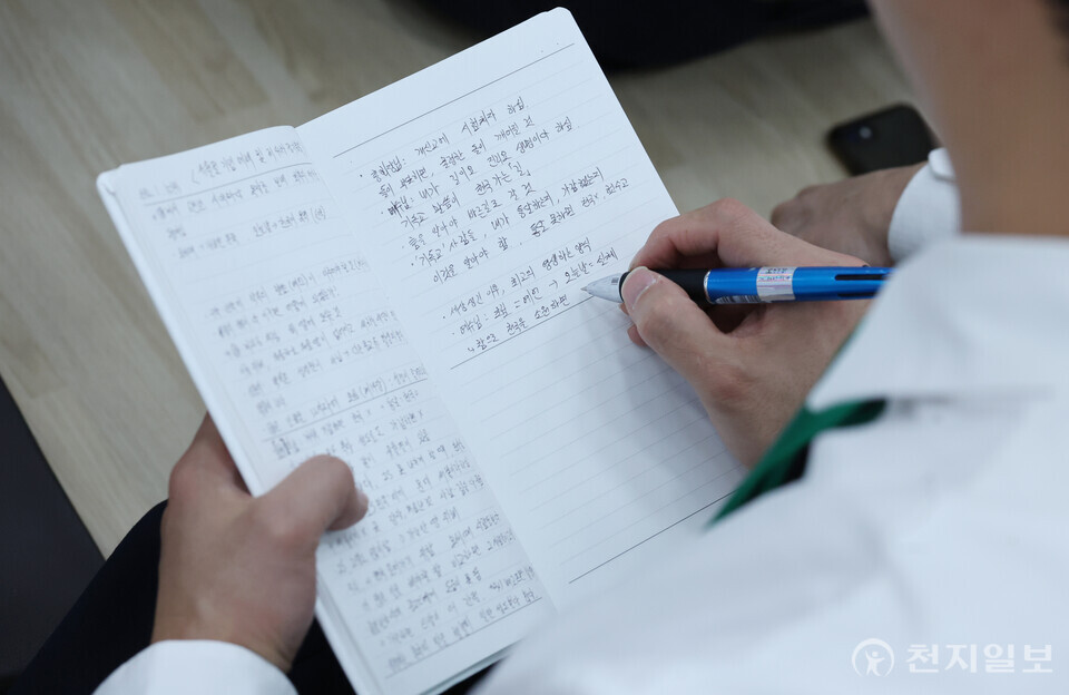 [천지일보=박준성 기자] 15일 충북 흥덕구 신천지 청주교회에서 열린 ‘신천기 42년 유월절 기념예배 및 제41차 정기총회’에서 신천지예수교 증거장막성전 이만희 총회장의 말씀을 경청한 12지파 중진들이 메모하고 있다.ⓒ천지일보 2025.01.15.