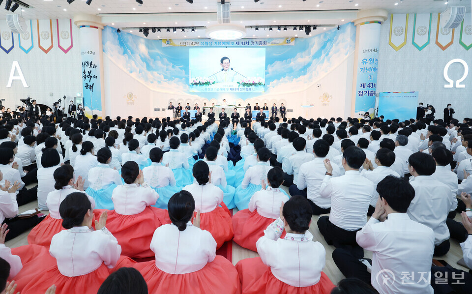 [천지일보=박준성 기자] 15일 충북 흥덕구 신천지 청주교회에서 열린 ‘신천기 42년 유월절 기념예배 및 제41차 정기총회’에서 신천지예수교 증거장막성전 이만희 총회장의 말씀을 경청한 12지파 중진과 성도들이 박수를 치고 있다.ⓒ천지일보 2025.01.15.