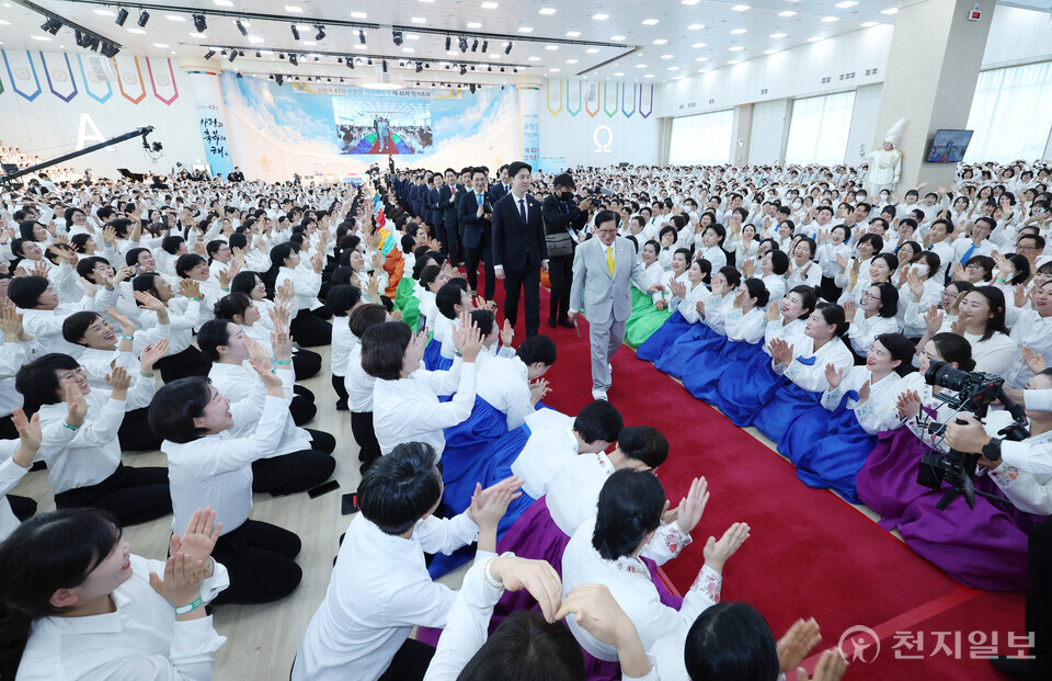 [천지일보=박준성 기자] 신천지예수교 증거장막성전 이만희 총회장이 15일 충북 흥덕구 신천지 청주교회에서 열린 ‘신천기 42년 유월절 기념예배 및 제41차 정기총회’를 마친 뒤 12지파 중진과 성도들의 환송을 받으며 나서고 있다.ⓒ천지일보 2025.01.15.