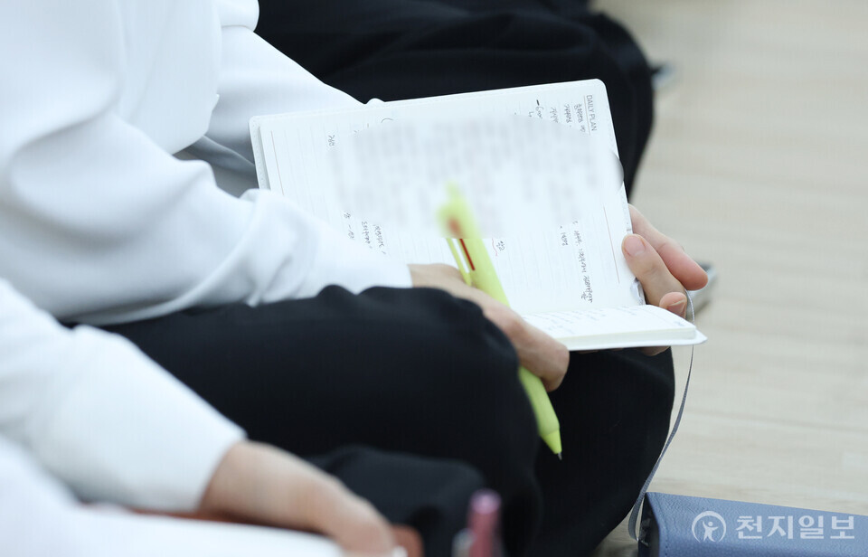 [천지일보=박준성 기자] 15일 충북 흥덕구 신천지 청주교회에서 열린 ‘신천기 42년 유월절 기념예배 및 제41차 정기총회’에서 신천지예수교 증거장막성전 이만희 총회장의 말씀을 경청한 성도가 메모하고 있다.ⓒ천지일보 2025.01.15.