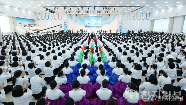 [천지일보=박준성 기자] 15일 충북 흥덕구 신천지 청주교회에서 열린 ‘신천기 42년 유월절 기념예배 및 제41차 정기총회’에서 신천지예수교 증거장막성전 이만희 총회장의 말씀을 경청한 12지파 중진과 성도들이 박수를 치고 있다. ⓒ천지일보 2025.01.15.
