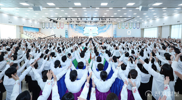 [천지일보=박준성 기자] 신천지예수교 증거장막성전 이만희 총회장이 15일 충북 흥덕구 신천지 청주교회에서 열린 ‘신천기 42년 유월절 기념예배 및 제41차 정기총회’를 마친 뒤 12지파장, 지파 중진들과 함께 두 손 들어 영광을 올리고 있다. ⓒ천지일보 2025.01.15.