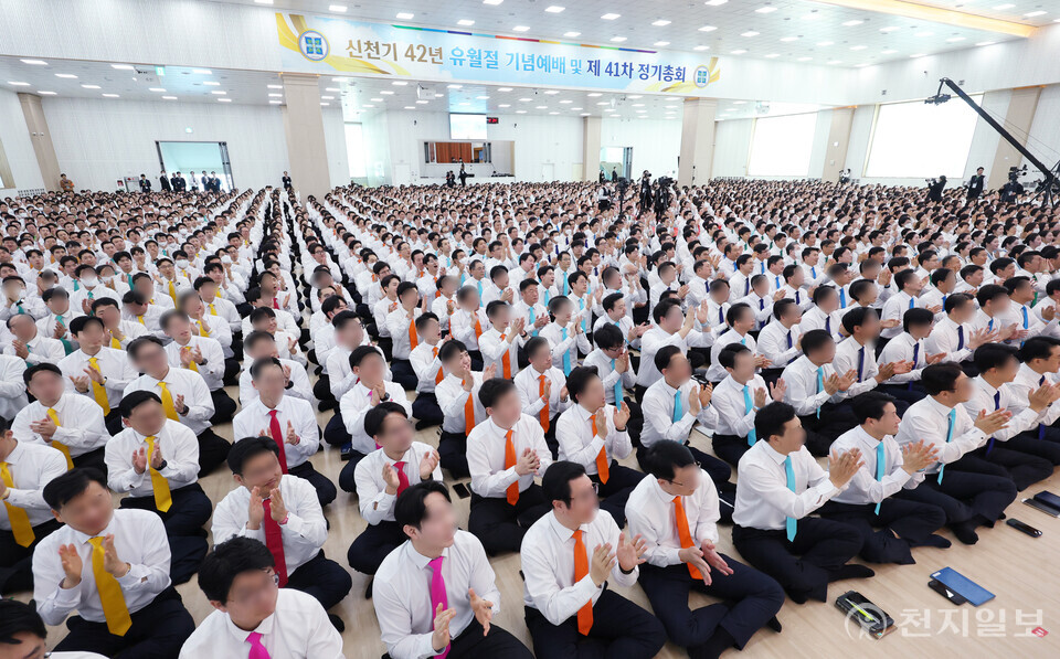 [천지일보=박준성 기자] 15일 충북 흥덕구 신천지 청주교회에서 열린 ‘신천기 42년 유월절 기념예배 및 제41차 정기총회’에서 신천지예수교 증거장막성전 이만희 총회장의 말씀을 경청한 12지파 중진과 성도들이 박수를 치고 있다.ⓒ천지일보 2025.01.15.