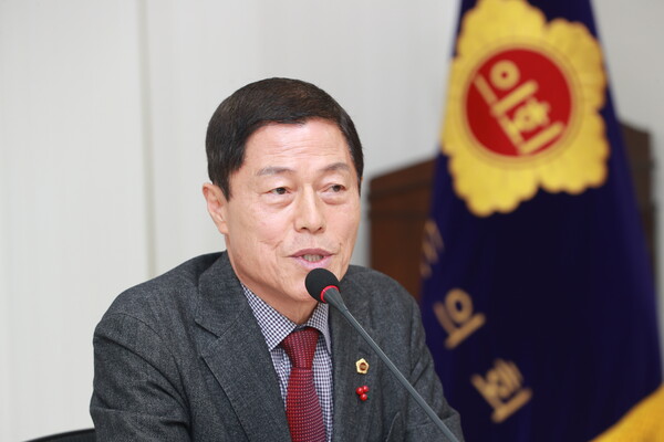 충북도의회가 지난 15일 ‘초고령사회, 충북형 노인복지를 위한 정책토론회’를 연 가운데 김현문(국민의힘, 청주14) 의원이 발언하고 있다. (제공: 충북도의회)