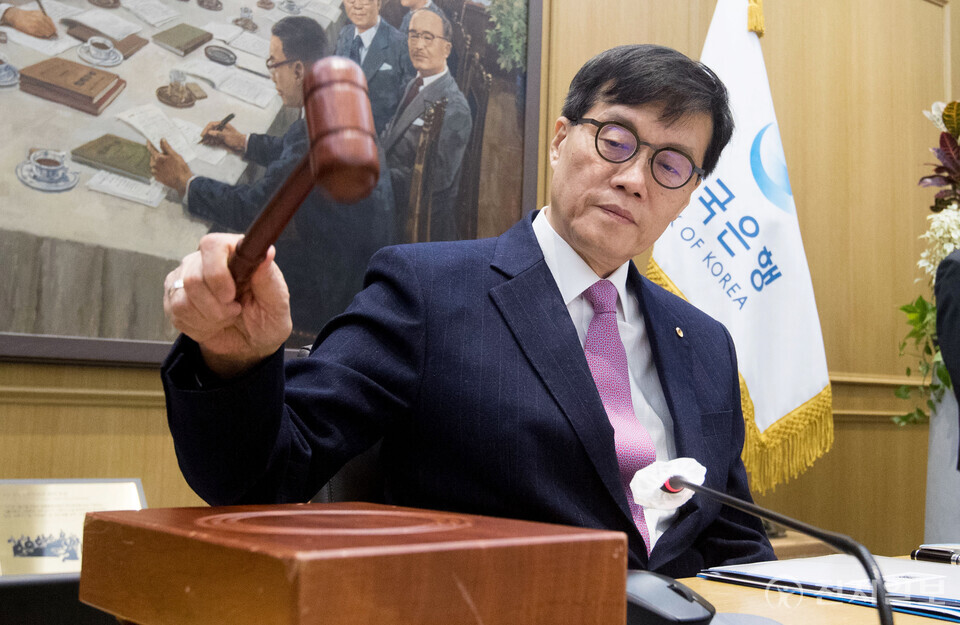 [천지일보=박준성 기자] 이창용 한국은행 총재가 16일 서울 중구 한국은행에서 열린 금융통화위원회에 참석해 의사봉을 두드리고 있다. (사진공동취재단)ⓒ천지일보 2025.01.16.