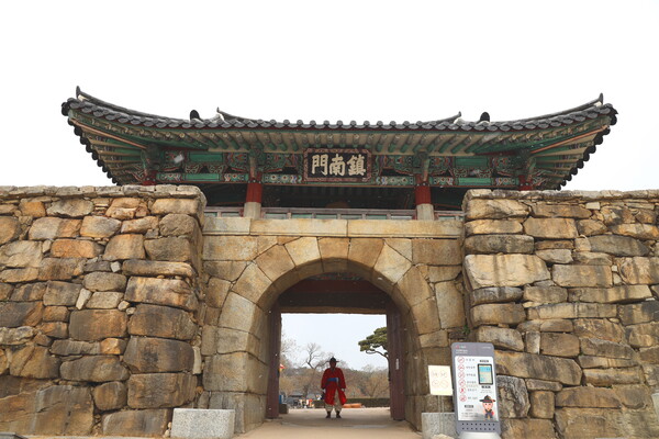 해미읍성 진남문과 수문장(제공=트래블아이)ⓒ천지일보 2025.01.17.