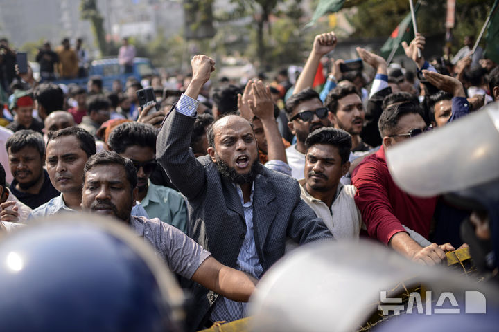 방글라데시 제1야당인 방글라데시민족주의당(BNP)과 총재 칼레다 지아의 지지자들이 지난달 8일 열린 반인도 시위 중 방글라데시 다카에 있는 인도 고등법원 밖에서 구호를 외치고 있다. (출처: 뉴시스)