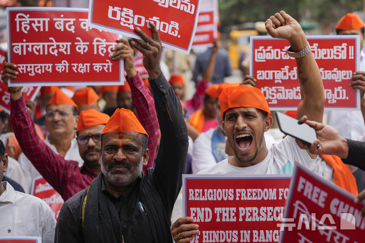 인도 하이데라바드에서 열린 시위에서 힌두교 아이키아 베디카 또는 힌두연합전선 회원들이 지난달 4일 방글라데시 힌두교도 공격 혐의를 규탄하는 구호를 외치는 모습. (출처: 뉴시스)