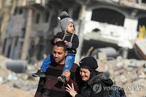집으로 돌아가는 가자지구 주민들. (출처: 연합뉴스)