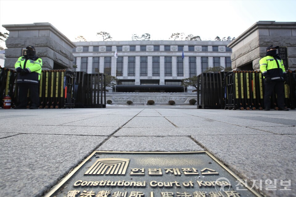 [천지일보=이시문 기자] 윤석열 대통령이 오는 14일로 예정된 탄핵심판 첫 변론기일에 출석하지 않는다고 윤 대통령 측이 밝혔다. 서울 종로구 헌법재판소 모습. ⓒ천지일보 2025.01.12.