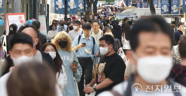 [천지일보=남승우 기자] 서울 중구 명동거리가 시민과 외국인 관광객들로 붐비고 있다. ⓒ천지일보 DB